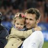 Yohan Cabaye et sa fille Myla, le 7 mai 2014 lors de la célébration du titre au Parc des Princes à Paris