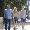 Bar Refaeli fait du shopping avec son père Rafael et son petit frère On à Beverly Hills. Los Angeles, le 9 juin 2014.