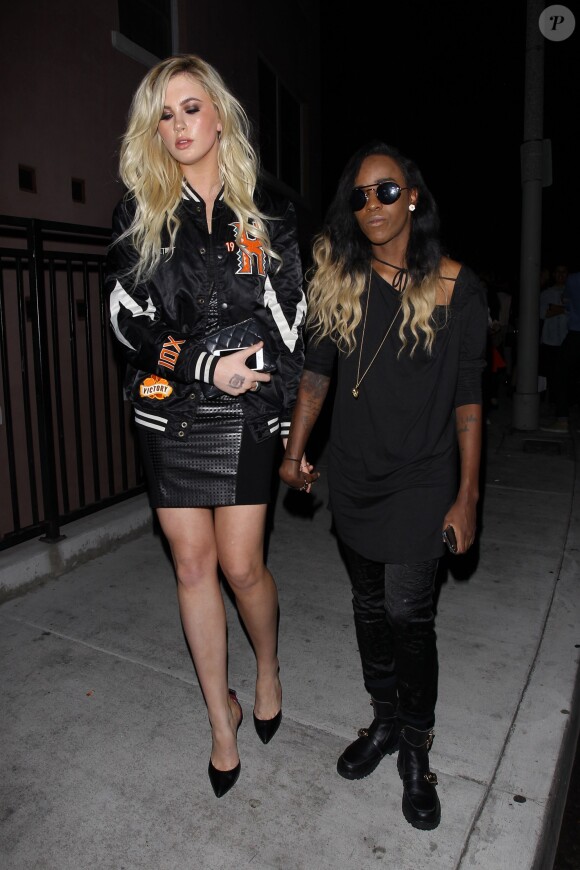 Ireland Baldwin main dans la main avec son "amie" la rappeuse bisexuelle Angel Haze dans les rues de Los Angeles, le 11 juin 2014.