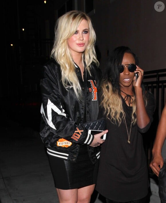 Ireland Baldwin avec la rappeuse Angel Haze dans les rues de Los Angeles à la sortie du club Dirty Laundry Bar, le 11 juin 2014.