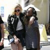 Exclusif - Ireland Baldwin échange un baiser avec la rappeuse Angel Haze après avoir déjeuné avec des amis à Sherman Oaks, le 3 juin 2014.