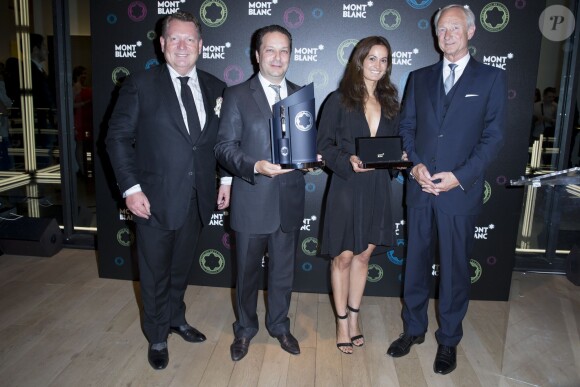 Exclusif - Michel Adé et Lutz Bethge entourent les lauréats 2014 Steve et Chiara Rosenblum au 23ème Prix Montblanc de la Culture 2014 en France à la Fondation Rosenblum à Paris le 11 juin 2014.