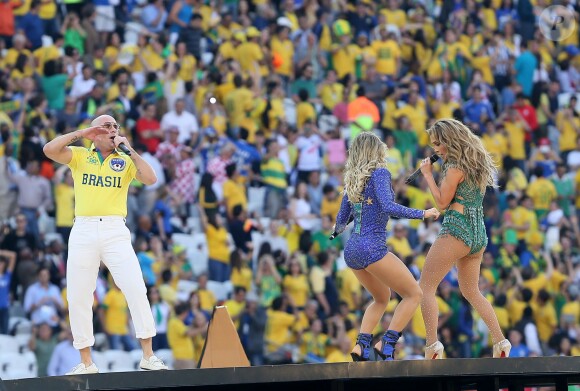 Pitbull, Jennifer Lopez et Claudia Leitte lors de la cérémonie d'ouverture de la Coupe du monde 2014 à Sao Paulo au Brésil, le 12 juin 2014.