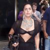 Lady Gaga, les cheveux noirs, dans les rues de New York avec son chien Asia, le 12 juin 2014. 