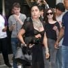 Lady Gaga, les cheveux noirs, dans les rues de New York avec son chien Asia, le 12 juin 2014.