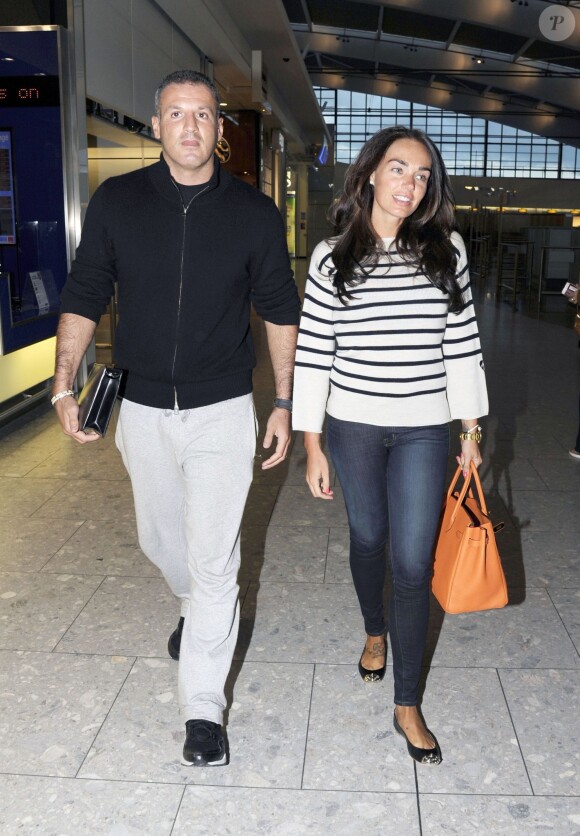 Tamara Ecclestone et son compagnon de l'époque Omar Khyami à l'aéroport d'Heathrow le 27 avril 2012
