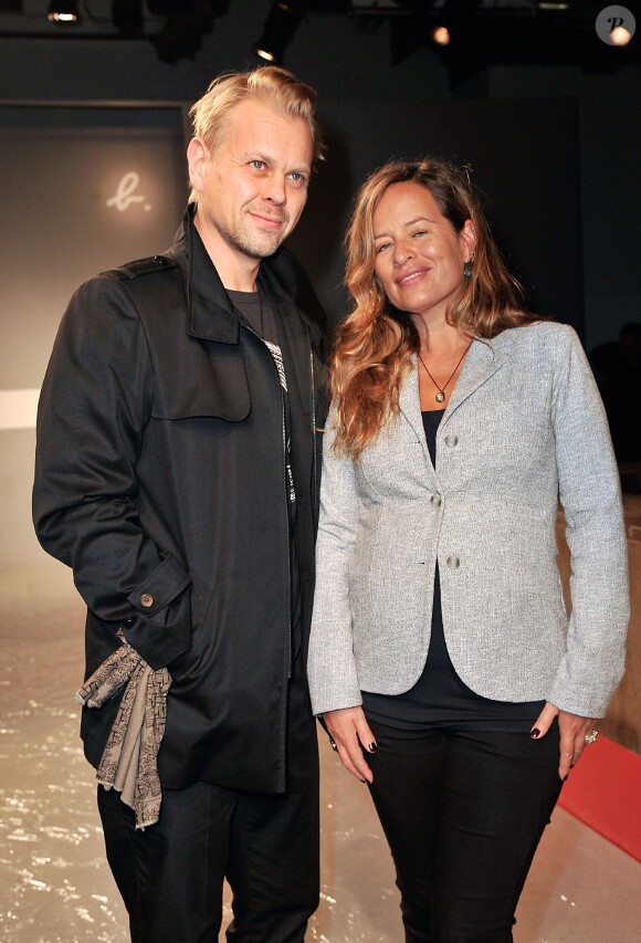 Jade Jagger (enceinte) et son mari Adrian Fillary au défilé de mode "Agnès b" à Paris. Le 4 mars 2014.