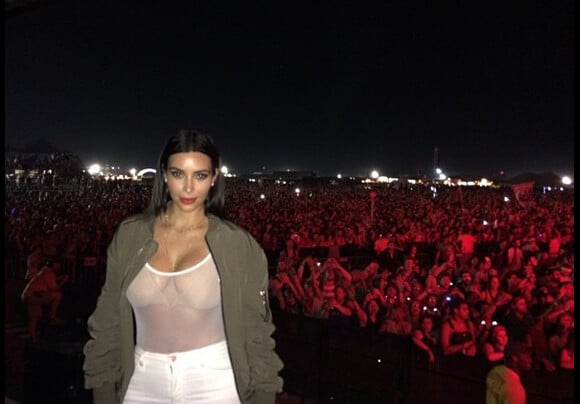 Kim Kardashian seins nus lors du festival de Bonnaroo, dans le Tennessee, le 14 juin 2014.