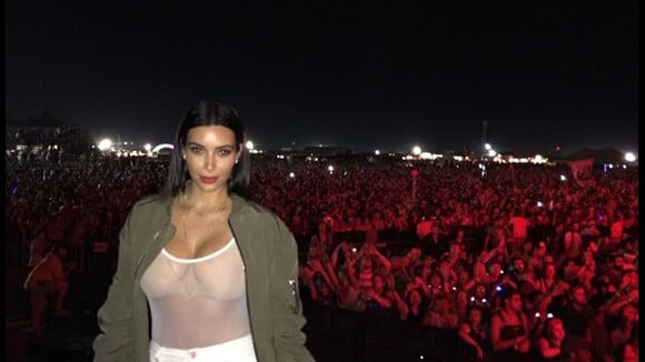 Kim Kardashian : La 1re fan de Kanye West seins nus devant 100 000 personnes