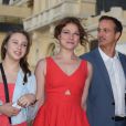  Emilie Dequenne en Paule Ka, sa fille Milla, son fiancé Michel Ferracci, et le fils de ce dernier lors de la cérémonie de clôture du festival romantique de Cabourg, le 14 juin 2014. 