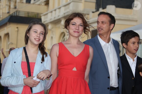 Emilie Dequenne en Paule Ka, sa fille Milla, son fiancé Michel Ferracci, et le fils de ce dernier lors de la cérémonie de clôture du festival romantique de Cabourg, le 14 juin 2014.