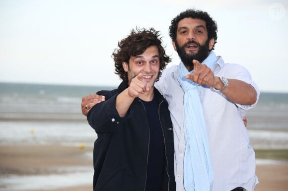 Pio Marmaï et Ramzy Bédia sur la plage lors du Festival du film romantique de Cabourg, le 14 juin 2014.