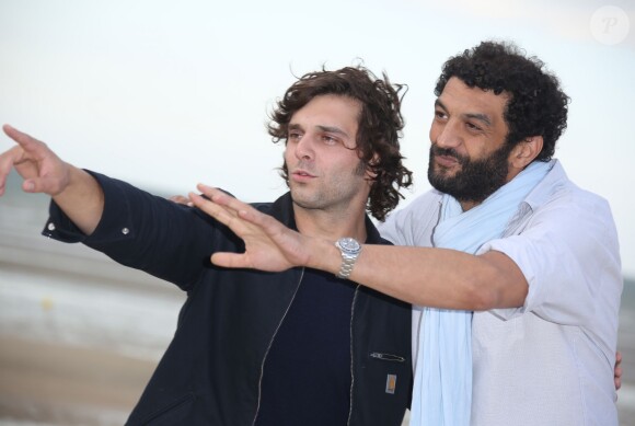 Pio Marmaï et Ramzy Bédia sur la plage lors du Festival du film romantique de Cabourg, le 14 juin 2014.