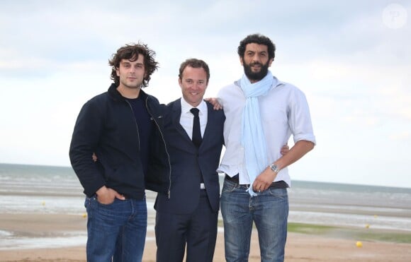 Pio Marmaï, Nicolas Castro et Ramzy Bédia sur la plage lors du Festival du film romantique de Cabourg, le 14 juin 2014.