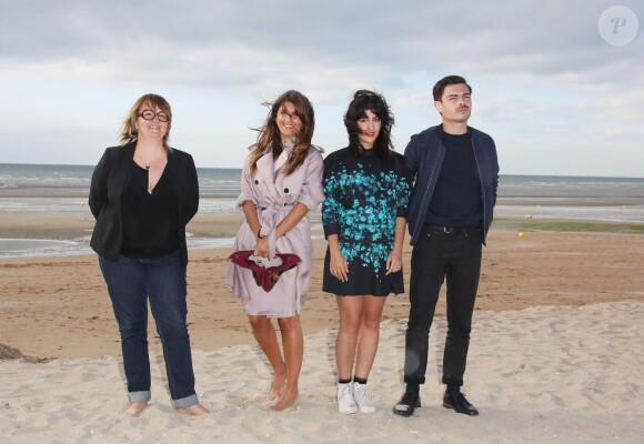 Dorothée Sebbagh, Géraldine Nakache et le groupe Lilly Wood and the Prick sur la plage lors du Festival du film romantique de Cabourg, le 14 juin 2014.