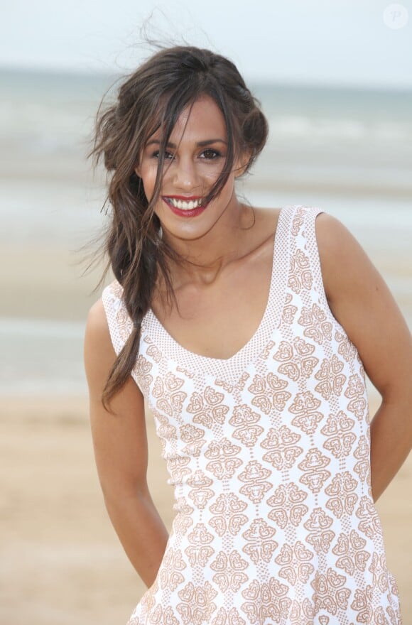 Alice Belaïdi sur la plage lors du Festival du film romantique de Cabourg, le 14 juin 2014.