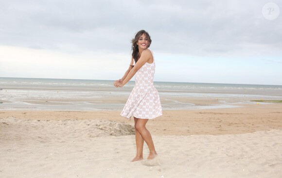 Alice Belaïdi sur la plage lors du Festival du film romantique de Cabourg, le 14 juin 2014.
