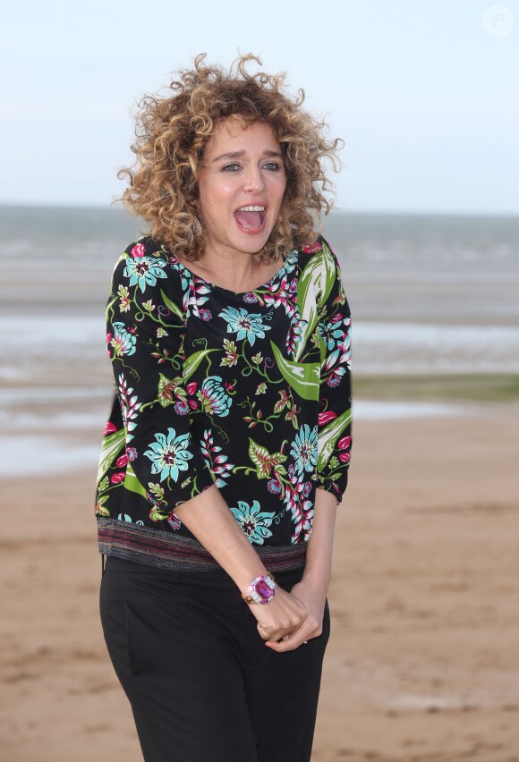 Valeria Golino sur la plage lors du Festival du film romantique de Cabourg, le 14 juin 2014.