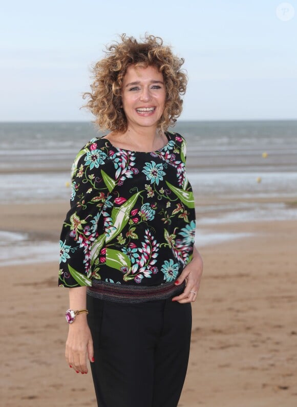 Valeria Golino sur la plage lors du Festival du film romantique de Cabourg, le 14 juin 2014.