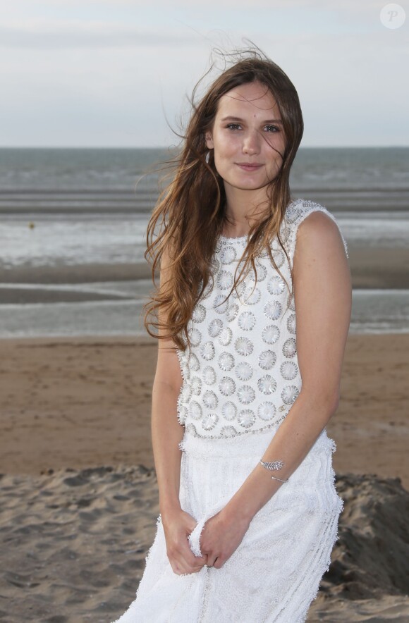 Ana Girardot sur la plage lors du Festival du film romantique de Cabourg, le 14 juin 2014.