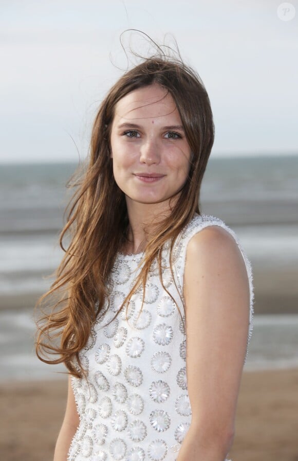 Ana Girardot sur la plage lors du Festival du film romantique de Cabourg, le 14 juin 2014.