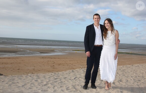 Ana Girardot avec Bastien Bouillon sur la plage lors du Festival du film romantique de Cabourg, le 14 juin 2014.