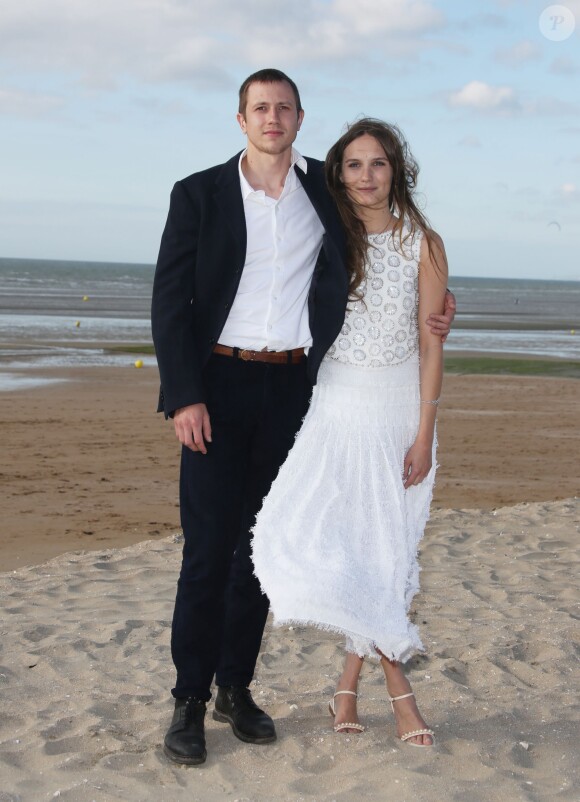 Bastien Bouillon et Ana Girardot sur la plage lors du Festival du film romantique de Cabourg, le 14 juin 2014.