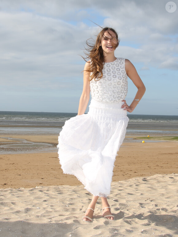 Ana Girardot sur la plage lors du Festival du film romantique de Cabourg, le 14 juin 2014.