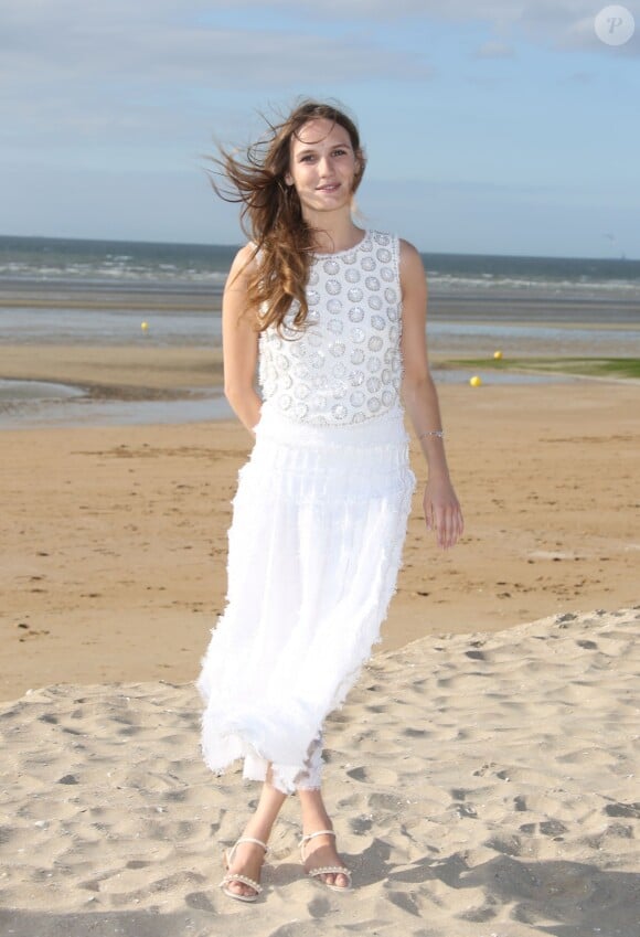 Ana Girardot sur la plage lors du Festival du film romantique de Cabourg, le 14 juin 2014.