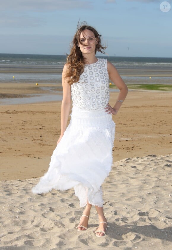 Ana Girardot sur la plage lors du Festival du film romantique de Cabourg, le 14 juin 2014.
