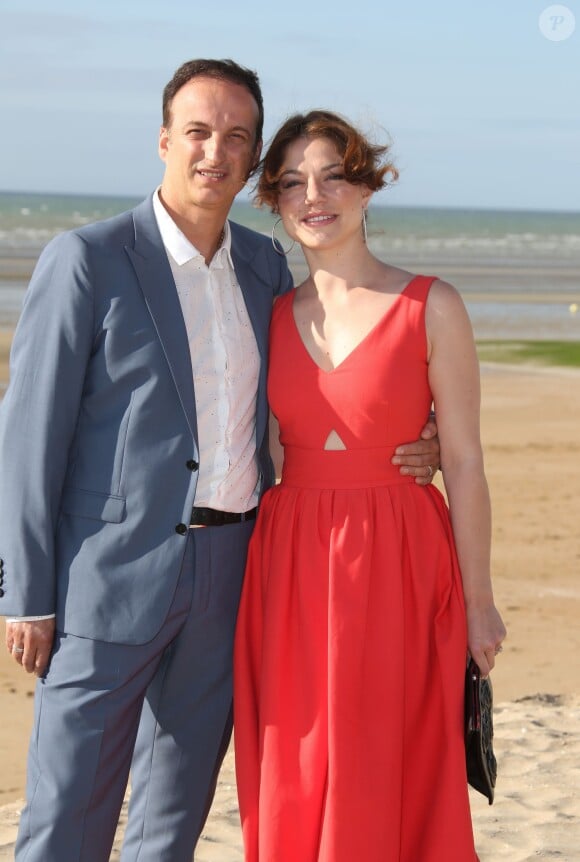 Emilie Dequenne et son fiancé Michel Ferracci sur la plage lors du Festival du film romantique de Cabourg, le 14 juin 2014.