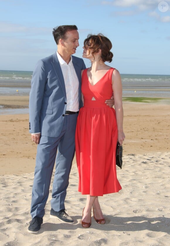 Emilie Dequenne et son fiancé Michel Ferracci sur la plage lors du Festival du film romantique de Cabourg, le 14 juin 2014.
