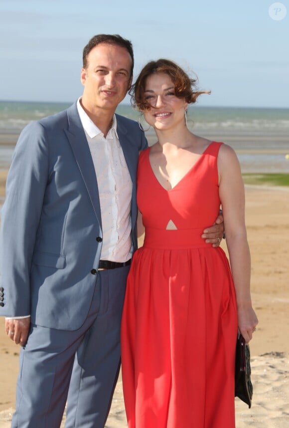 Emilie Dequenne et son fiancé Michel Ferracci sur la plage lors du Festival du film romantique de Cabourg, le 14 juin 2014.