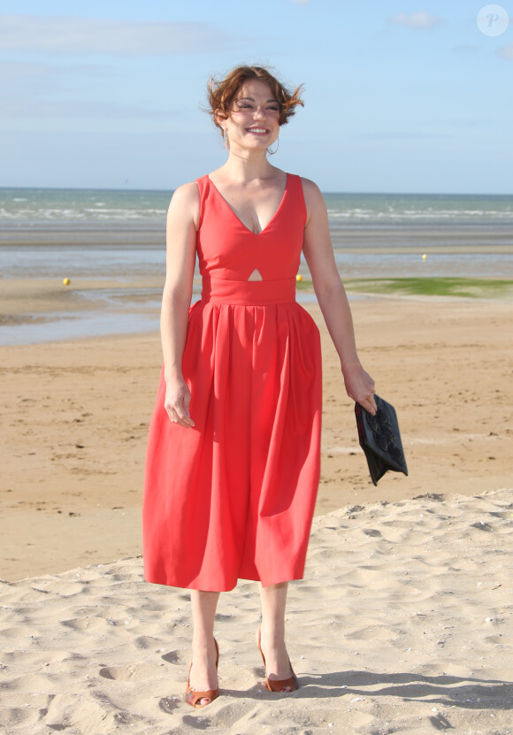 Emilie Dequenne sur la plage lors du Festival du film romantique de Cabourg, le 14 juin 2014.