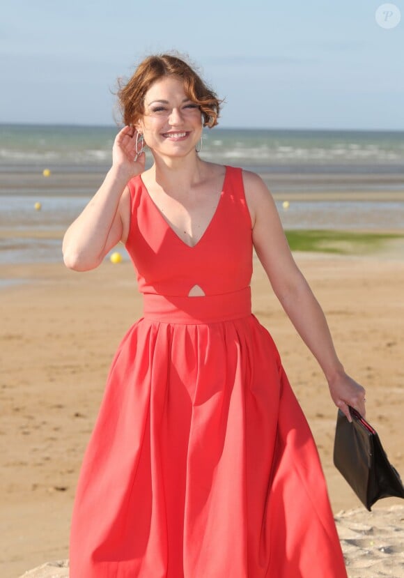 Emilie Dequenne sur la plage lors du Festival du film romantique de Cabourg, le 14 juin 2014.