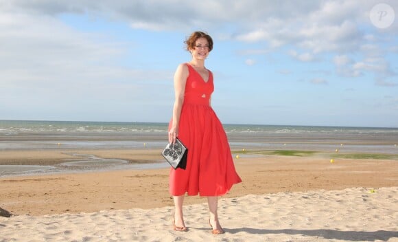 Emilie Dequenne sur la plage lors du Festival du film romantique de Cabourg, le 14 juin 2014.