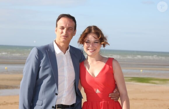 Emilie Dequenne et son fiancé Michel Ferracci sur la plage lors du Festival du film romantique de Cabourg, le 14 juin 2014.
