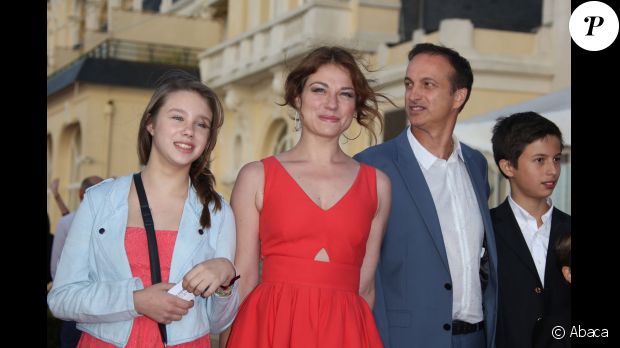 Emilie Dequenne a été récompensée en présence de sa fille Milla, son fiancé Michel Ferracci, et le fils de ce dernier lors de la cérémonie de clôture du festival romantique de Cabourg, le 14 juin 2014.
