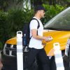 Ryan Phillippe attend un taxi davant son hôtel à Miami le 11 juin 2014.