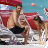 Ryan Phillippe et sa chérie Paulina Slagter profitent de la plage à Miami, le 9 juin 2014.
