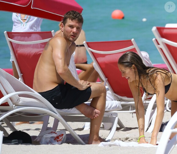 Ryan Phillippe et sa chérie Paulina Slagter profitent de la plage à Miami, le 9 juin 2014.