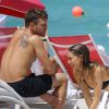 Ryan Phillippe et sa compagne Paulina Slagter profitent de la plage à Miami, le 9 juin 2014.