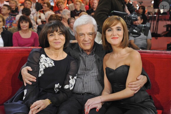 Guy Bedos entouré de ses filles Leslie et Victoria - Vivement Dimanche, en décembre 2011