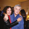 Mireille Dumas félicite Guy Bedos après la générale de son nouveau spectacle à l'Olympia de Paris, le 17 janvier 2002.