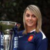 Marie-Alice Yahé, capitaine de l'équipe de France, avec le trophée du Tournoi des Six Nations au Hurlingham Club de Londres, le 26 janvier 2011