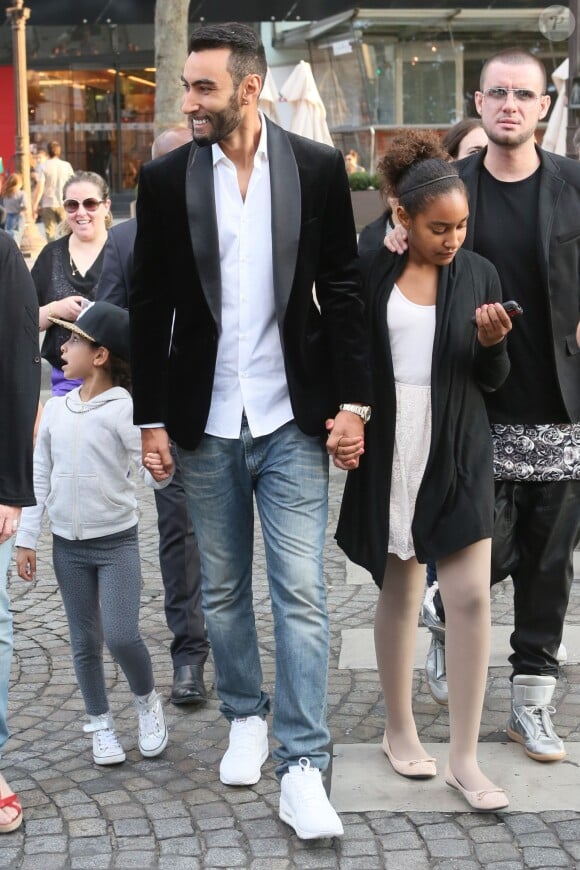 Exclusif - La Fouine, sa fille Fatima (à droite) et sa nièce sur les Champs-Elysées, arrivent à l'avant-première du film A toute épreuve. Paris, le 13 juin 2014.