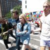 Chloë Grace Moretz se promène dans les rues de New York avec un ami et son frère Trevor, le 18 juin 2014.