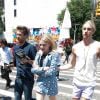 Chloë Grace Moretz se promène dans les rues de New York avec un ami et son frère Trevor, le 18 juin 2014.