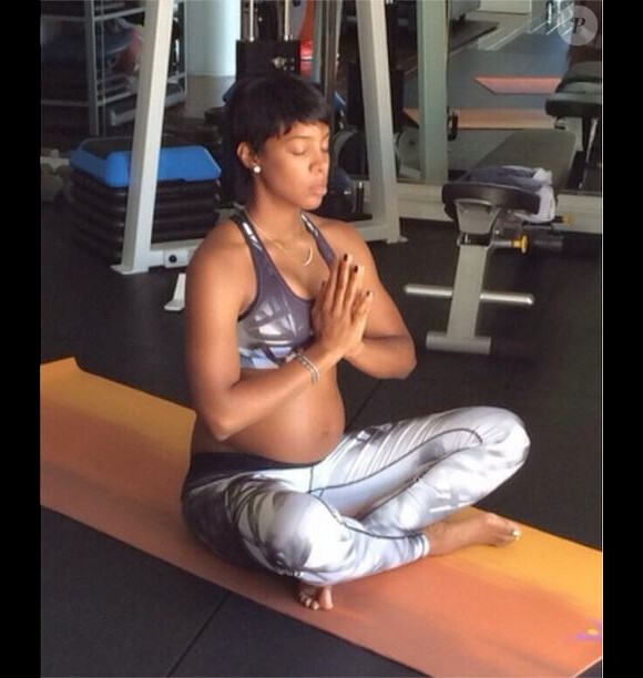 Kelly Rowland, enceinte de son premier enfant, se détend grâce au yoga. Photo postée le 19 juin 2014.