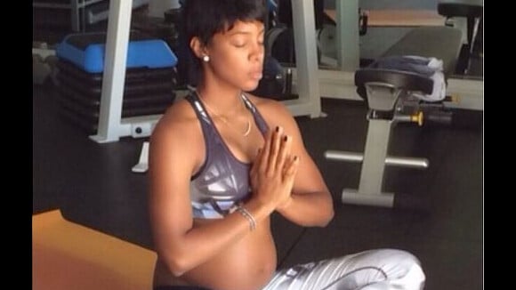 Kelly Rowland, enceinte : Joli ventre rond pour la future maman qui médite